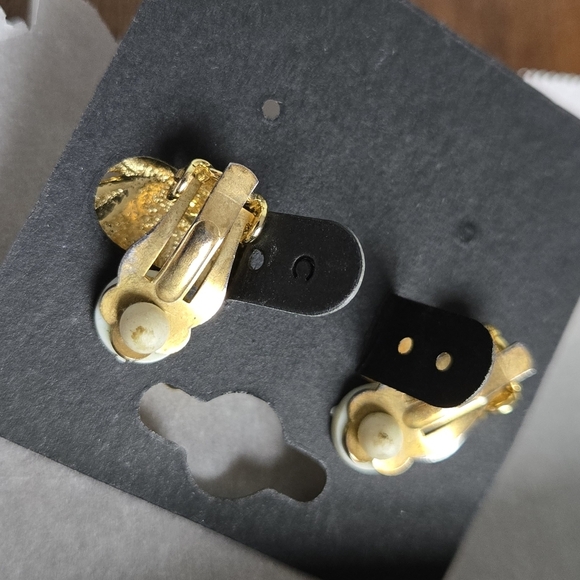 Vintage Gold Tone Fuax Pearl Earrings Clip On Earrings - Picture 13 of 16